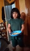 Anak Buatkan Makanan untuk Ibunya yang Sakit