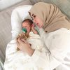 Dikabarkan Dekat dengan Sule, Ini 7 Potret Cantik Mama Amy Qanita Main Bareng Cucu
