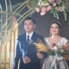 8 Potret Manis Perayaan Pernikahan Nella Kharisma dan Dory Harsa saat Shopee Live