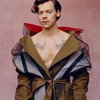 Dobrak Stereotip Gender dalam Fashion, Harry Styles Tampil Berani dengan Kenakan Gaun!