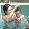 Belum Genap Setahun, Ini 10 Momen Miss Claire Anak Shandy Aulia Belajar Berenang
