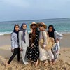 8 Potret Zaskia Sungkar Lagi Babymoon di Bali, Tampak Bahagia dan Sumringah bersama Keluarga