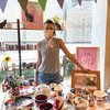 8 Potret Sophia Latjuba Saat Bikin Keramik, Jiwa Seninya Kuat Banget