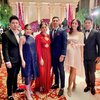 7 Potret Jeessica Iskandar dan Vincent Verhaag Kondangan, Dress Merahnya Curi Perhatian!