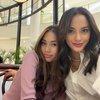 7 Potret Kebersamaan Ririn Ekawati dan Jasmine Abeng, Ibu-Anak Rasa Kakak-Adik nih