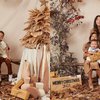 Potret Keluarga Jennifer Bachdim Sambut Natal Bertema Musim Gugur, Kiyoji yang Lucu Curi Perhatian! 