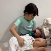 7 Potret Gemas Gempi Saat Gendong Baby Rayyanza, Ketagihan Sampai Pengen Punya Adik Sendiri!