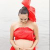 Ini Potret Maternity Shoot Nadine Chandrawinata dengan Gaun Buatan Ibunya, Pamer Baby Bump di Pantai