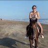 9 Potret Keseruan Livy Renata Saat Berkuda di Pinggir Pantai, Tangguh di Bawah Terik Matahari