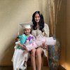 10 Potret Donna Harun Momong Cucu, Nenek Gaul yang Selalu Pakai Outfit Kece dan Berjiwa Muda
