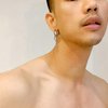 Makin Macho, Ini 10 Potret Penampilan Terbaru Ricky Cuaca yang Kini Kekar dengan Rambut Cepak dan Brewokan