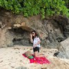 10 Potret Zulfa Maharani Waktu Main di Pantai, Pesonanya Bikin Hanyut Kayak Ombak Laut