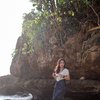 10 Potret Zulfa Maharani Waktu Main di Pantai, Pesonanya Bikin Hanyut Kayak Ombak Laut