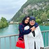 10 Potret Titi Kamal Kompak dengan Ibu Plesiran Keliling Eropa, Gayanya Bak Anak Muda!
