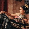 Pesona Luna Maya Dalam Balutan Baju Tradisional Nusa Tenggara Timur dan Batak yang Cantik Banget!