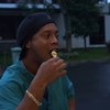 11 Potret Ronaldinho Makan Telur Gulung Sampai Ketagihan Es Campur Jamuan Raffi Ahmad