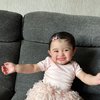 Makin Gemas, Ini Deretan Potret Baby Guzel Pakai Outfit Warna Warni dan Jadi Cewek Kue