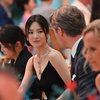 Potret Memukau Song Hye Kyo Pakai Gaun Warna Hitam, Pesonanya Tak Lekang Oleh Waktu
