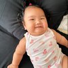 Pipi Tembemnya Gemesin Banget, Ini 7 Potret Baby Xarena Anak Siti Badriah dengan Kuncir Satu