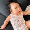 Pipi Tembemnya Gemesin Banget, Ini 7 Potret Baby Xarena Anak Siti Badriah dengan Kuncir Satu