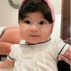 10 Potret Baby Vanilla Anak Rosiana Dewi dan Handika Pratama Pasang Ekspresi Lucu, Masih Kecil Udah Sadar Kamera Lho!