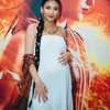 Pamer Baby Bump dengan Gaun Nerawang, Ini Deretan Potret Canti Tachril istri Adipati Dolken di Premiere Sri Asih