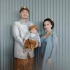 Potret Tedak Siten Baby Izz Anak Nikita Willy dan Indra Priawan, Sekeluarga Tampil Kompak Pakai Baju Adat Jawa!