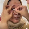 Bolak-balik Gagal Pasang Softlens, Potret Nenek 60 Tahun Tak Menyerah hingga Hasil Make Up-nya Bagus Banget