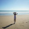 Sambil Pamer Body Goals yang Bikin Iri, Ini Pesona Fanny Ghassani saat Nikmati View Indah di Pantai!