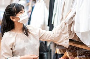 Kelihatannya Sih Bersih, Sebenarnya Baju Baru Perlu Dicuci Dulu atau Enggak Ya?