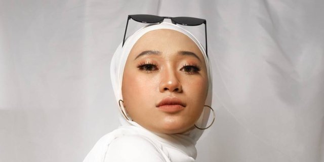 Tips Padu Padan Hijab Putih untuk Tampil Percaya Diri dan Bebas Kusam di Hari Lebaran