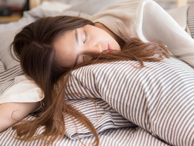Tidur saat Rambut Basah Ternyata Gak Baik Buat Kesehatan, Gak Boleh Skip Handukan!