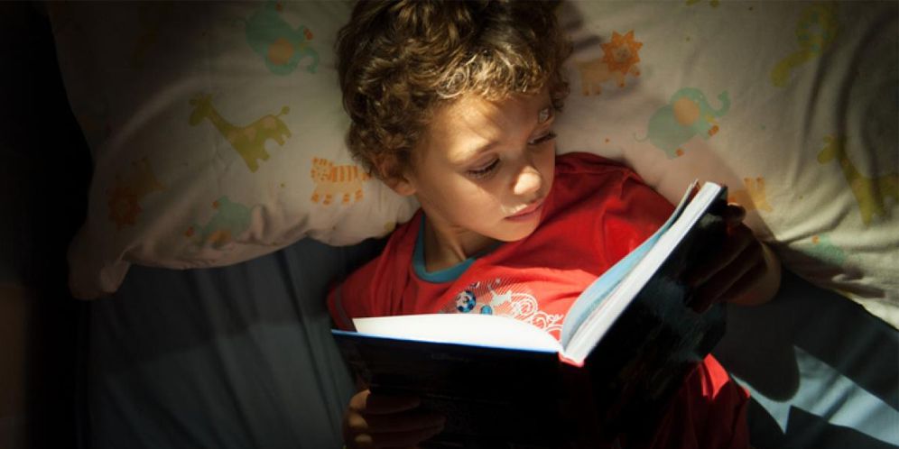 Ilustrasi anak membaca sambil tiduran