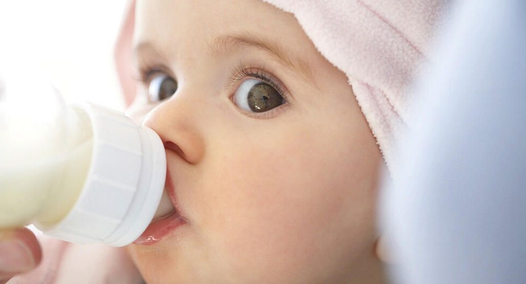 ilustrasi bayi minum susu