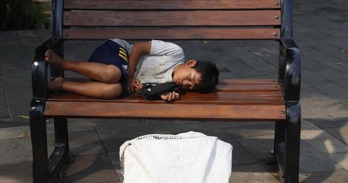 Kisah Bocah Pemulung Ketiduran di Bangku Trotoar