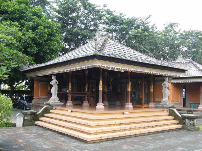 Nama Rumah Adat Bali (Bale Dauh)