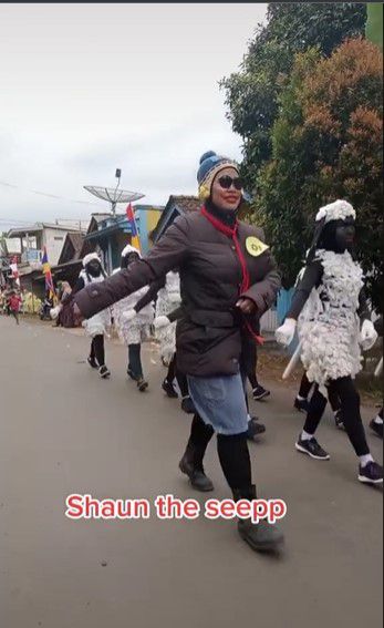 Viral Emak-Emak Gerak Jalan Pakai Kostum Shaun The Sheep