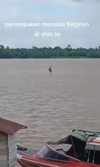 Ilustrasi Pria Berjalan di Atas Air