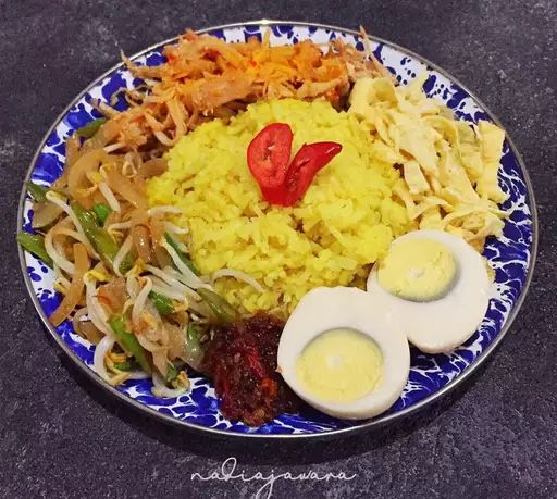 Resep Nasi Kuning Rice Cooker dengan Bumbu Racik Ayam Goreng