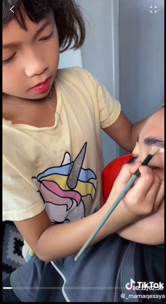 Viral Gadis Cilik Jago Makeup