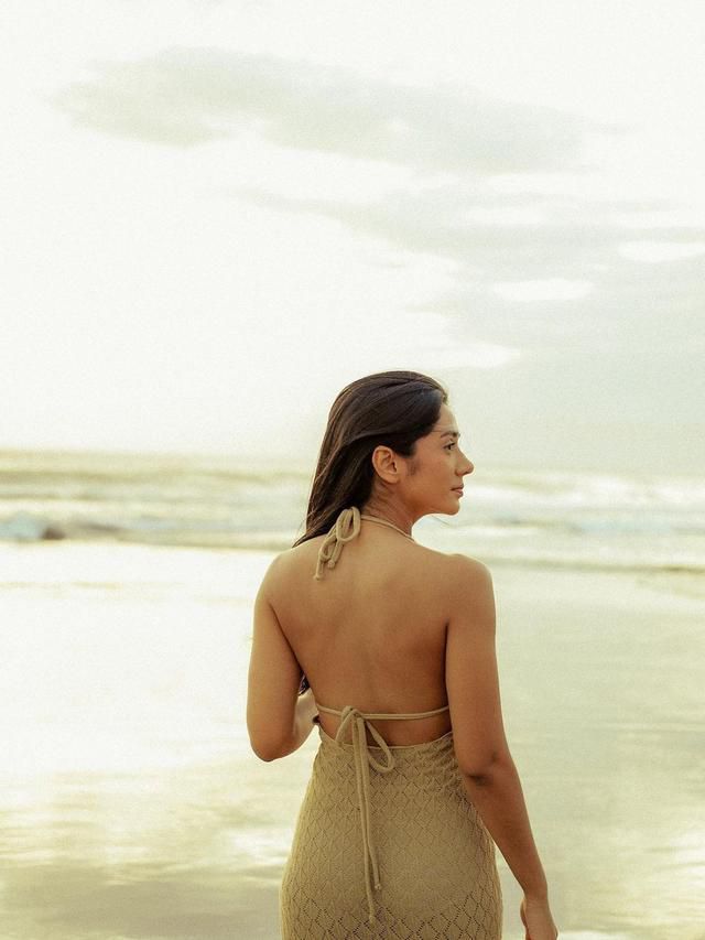 Potret Fanny Ghassani di Pantai
