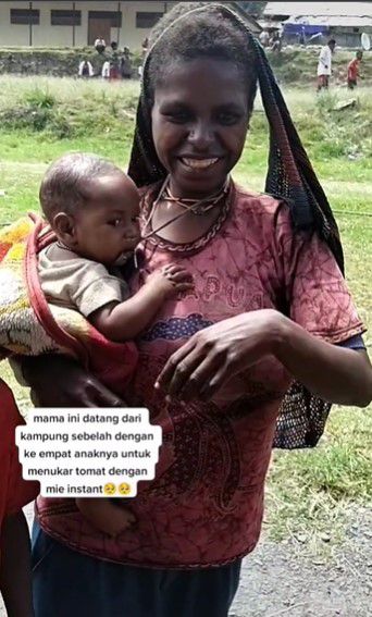 Ibu di Papua Tukar Tomat dengan Mi Instant