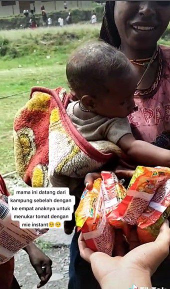 Ibu di Papua Tukar Tomat dengan Mi Instant