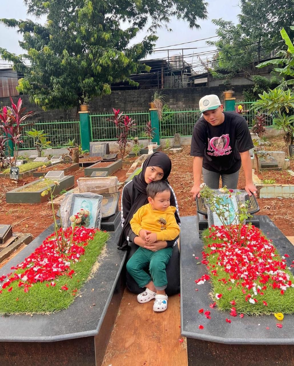 Fuzi ziarah ke makam Vanessa Angel dan Bibi Ardiansyah di ulang tahun ke-20