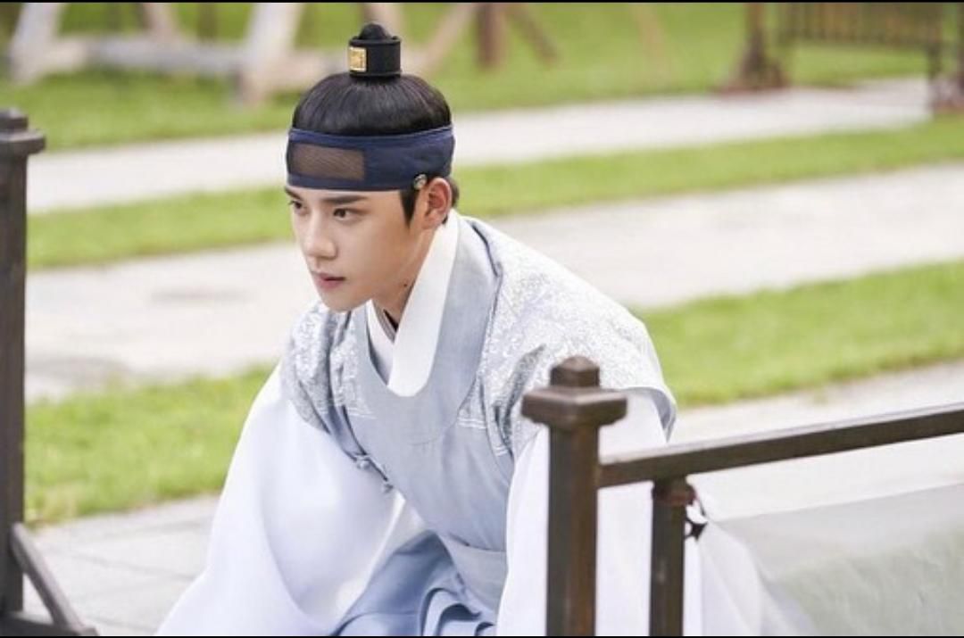 Fakta-fakta Moon Sang Min Pangeran Seongnam di drama Korea 'Under the Quenns Umbrella'.