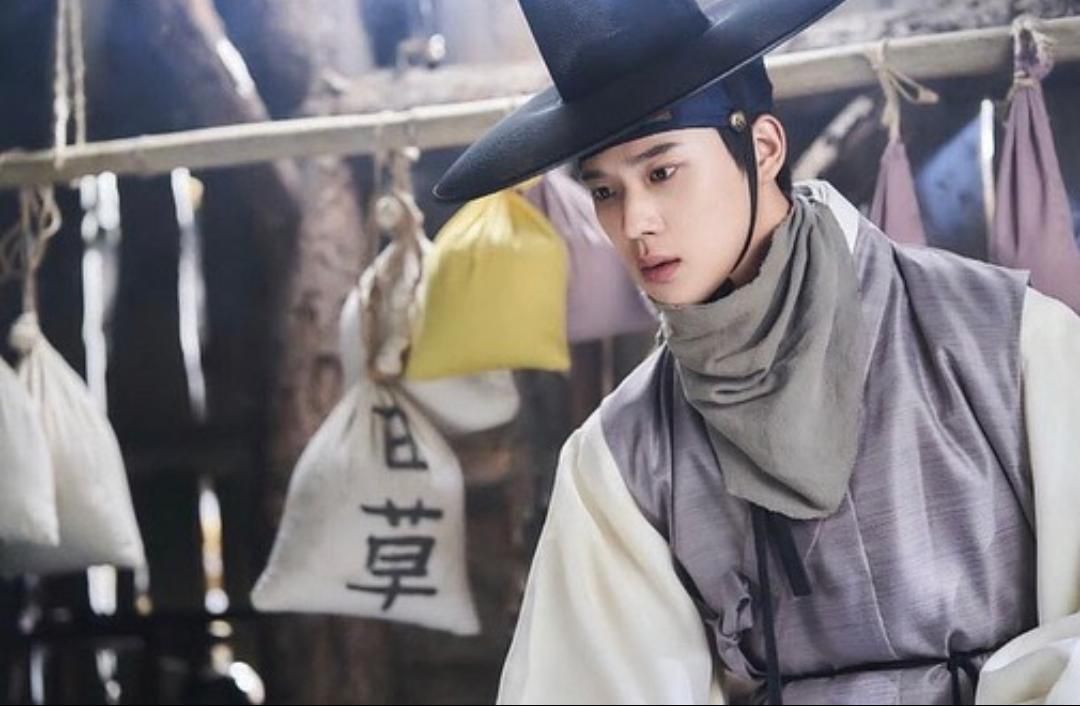 Fakta-fakta Moon Sang Min Pangeran Seongnam di drama Korea 'Under the Quenns Umbrella'.