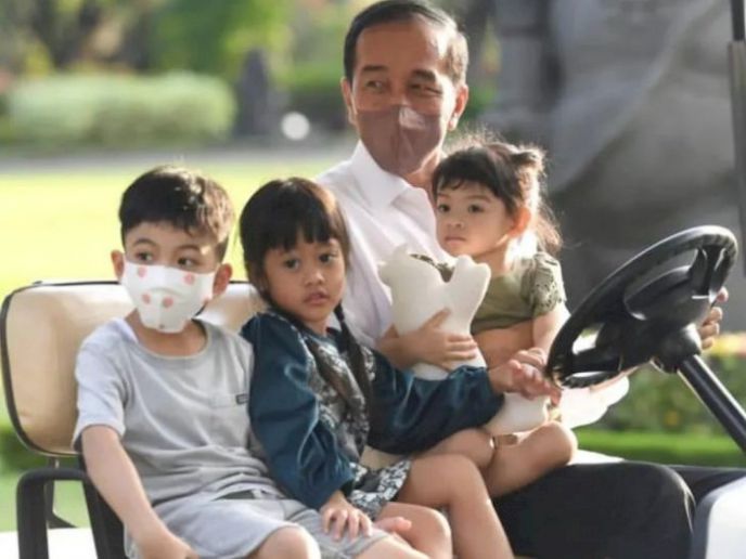 Presiden Jokowi dan Ketiga cucunya