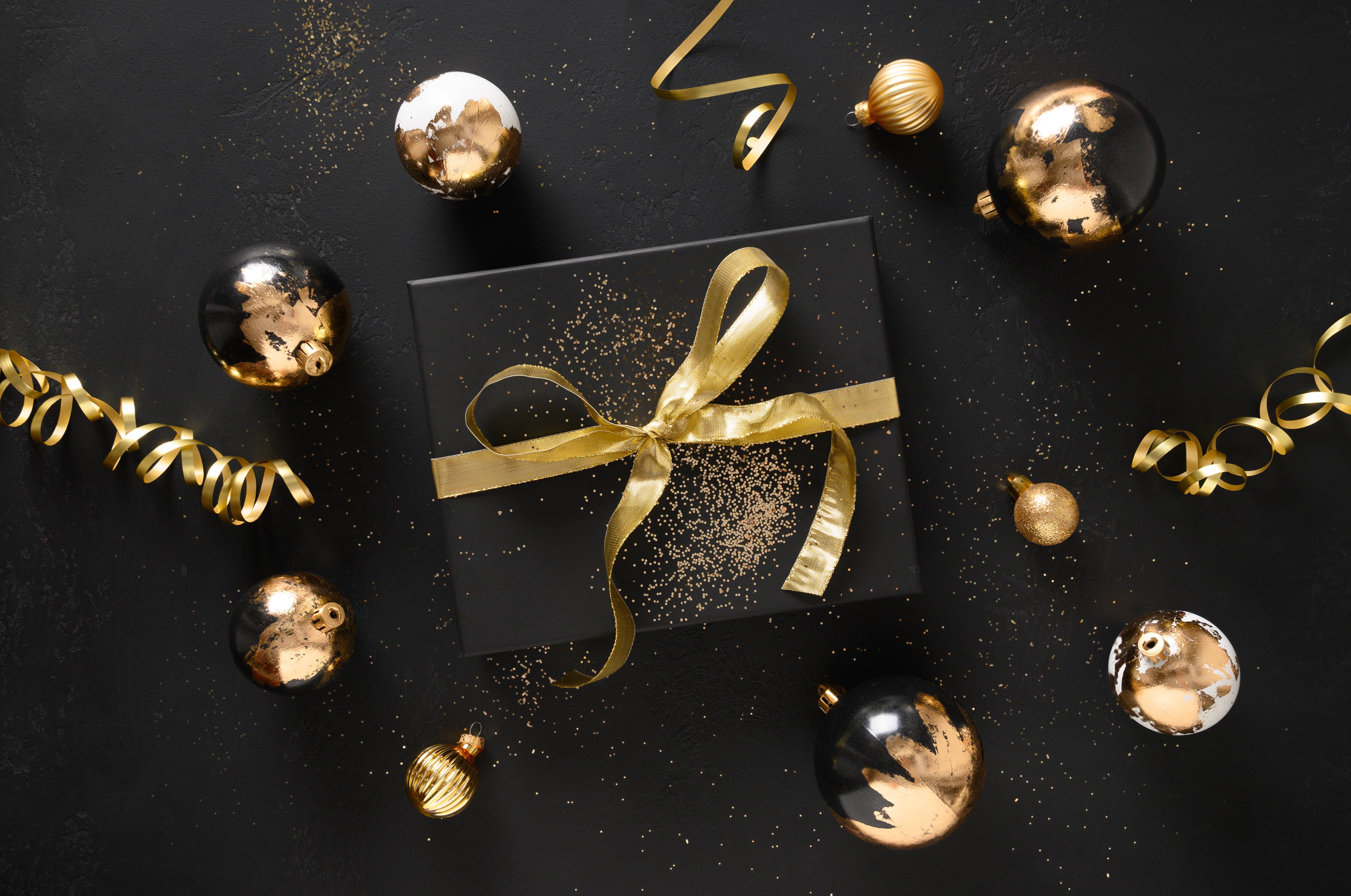 Cara Bungkus Kado Natal Simple - Hitam dan Emas