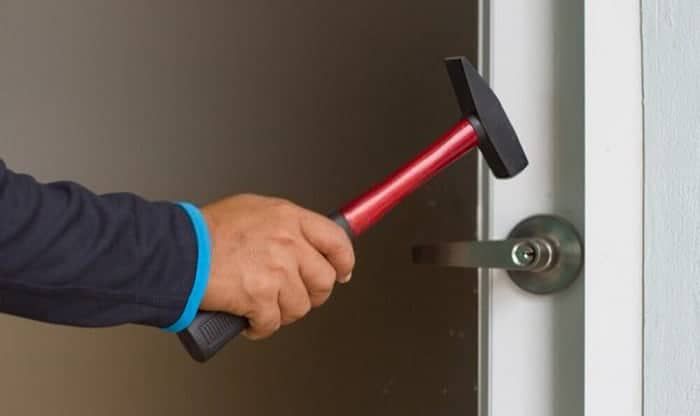 Cara Membuka Pintu Rumah Terkunci - Pukul Gagang Pintu dan Putar Secara Bersamaan
