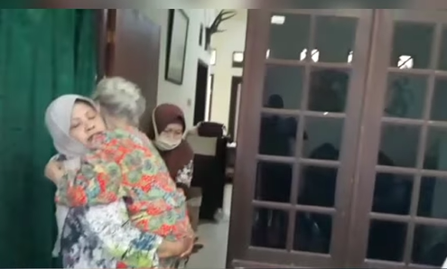 Viral Kisah Driver Ojol yang Rela Rawat Penumpang Nenek Sebatang Kara